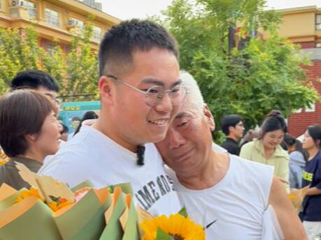 高考落幕，聊城考场外家人“花”式告白，笑着笑着就哭了